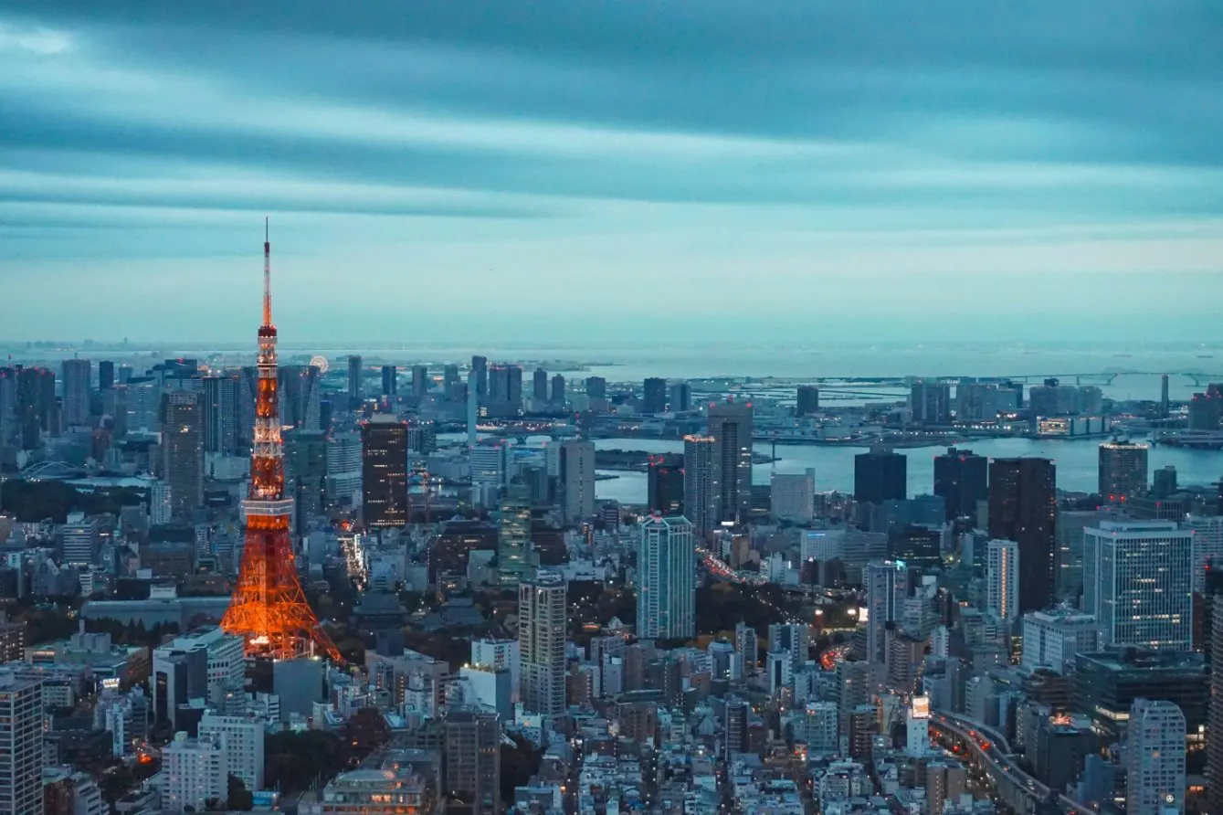 夕暮れの東京の街並み